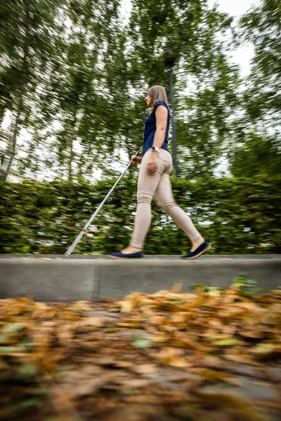 Blind Kvinna Stadens Gator Med Sin Vita Käpp — Stockfoto
