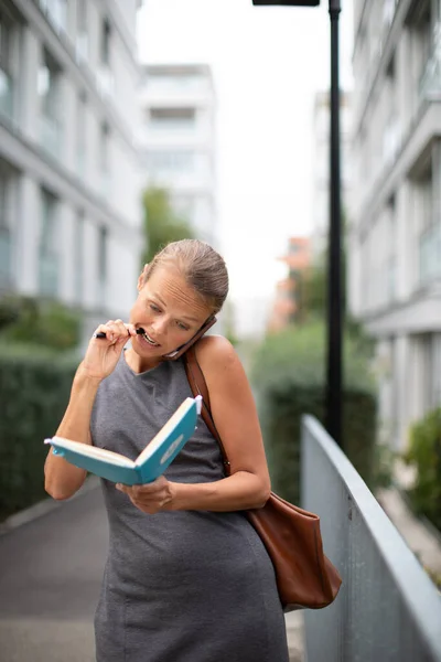 Upptagen Personlig Assistent Ringer Telefonen Och Antecknar Samtidigt När Går — Stockfoto