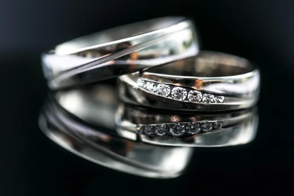 Dos preciosos anillos de boda dorados — Foto de Stock