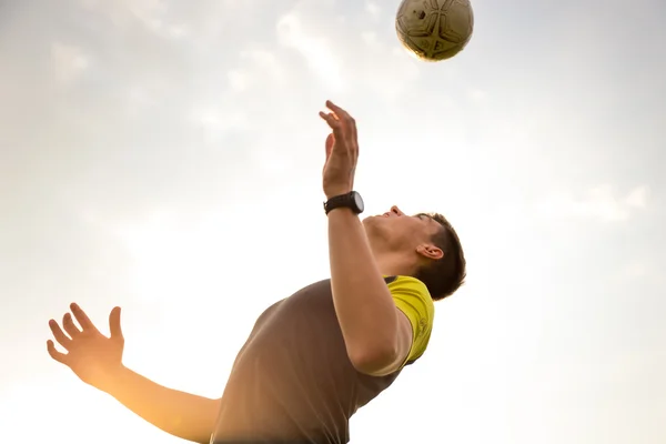 Jovem, homem masculino jogando futebol — Fotografia de Stock