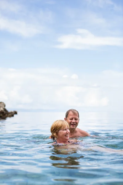 Starší pár, kteří požívají důchodu na pobřežní — Stock fotografie