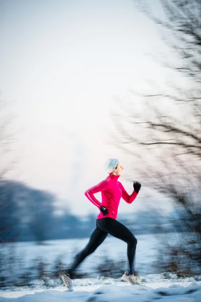 Mujer joven corriendo al aire libre en un frío día de invierno —  Fotos de Stock