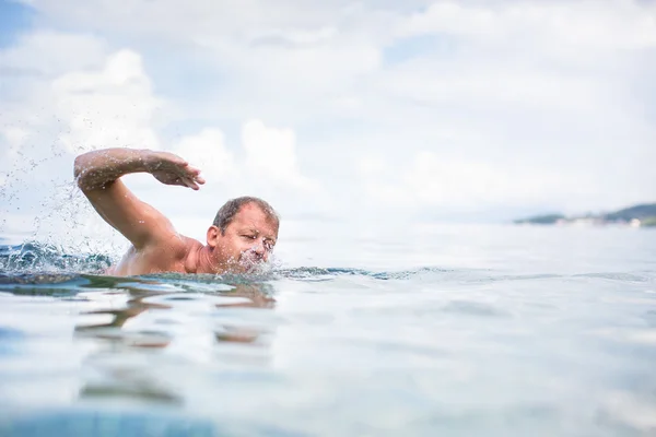 海や海に泳ぎに年配の男性 — ストック写真