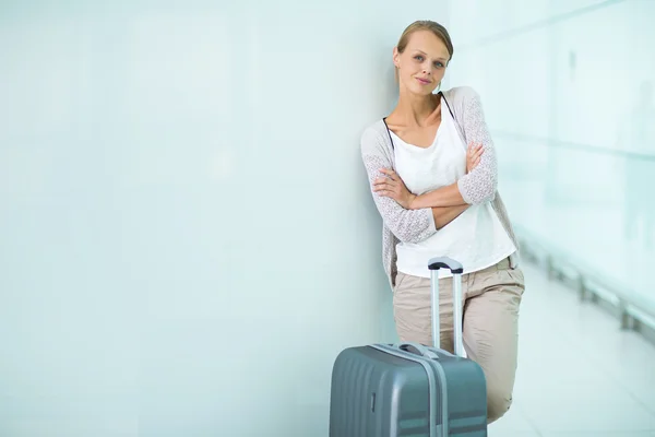 Passeggero donna in aeroporto — Foto Stock