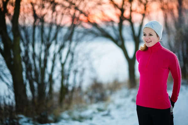 Young woman running outdoors on a cold winter day — Stock Photo, Image