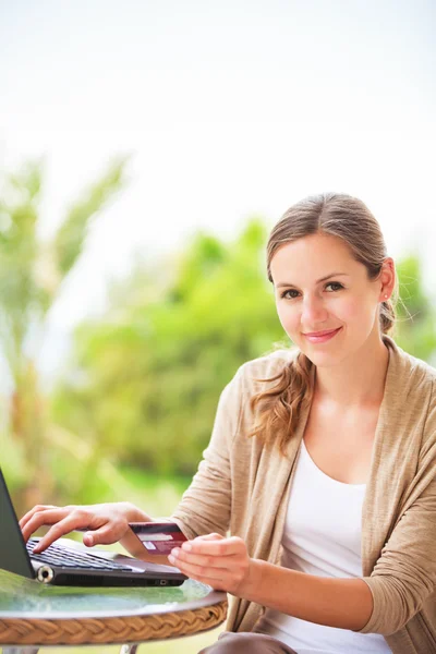 Frau arbeitet an ihrem Computer — Stockfoto