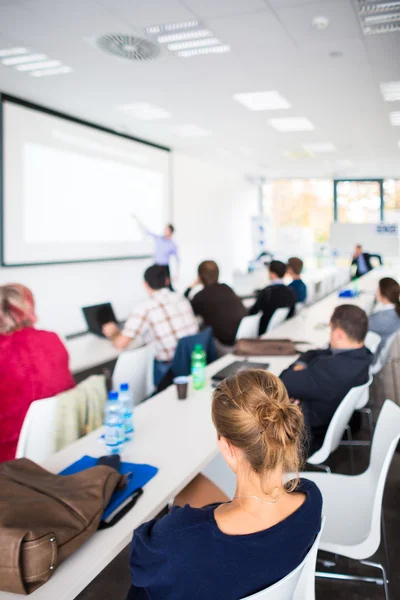 Personnes présentes à la présentation en salle de réunion — Photo