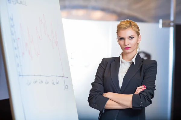 Vrouw maken een bedrijfspresentatie — Stockfoto