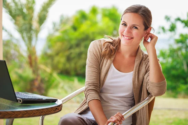 Frau arbeitet an ihrem Computer — Stockfoto