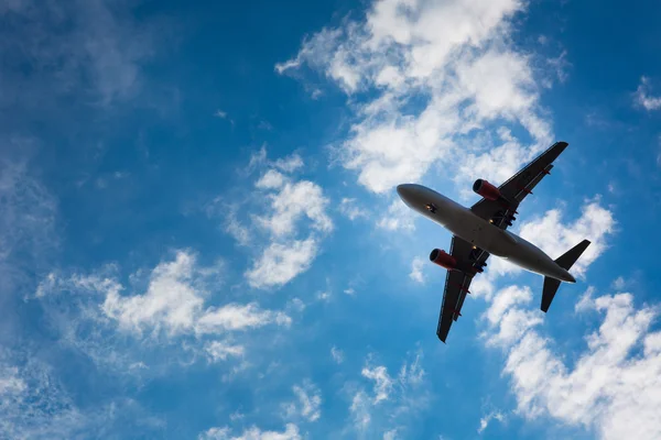 Самолет летит над голубым небом — стоковое фото