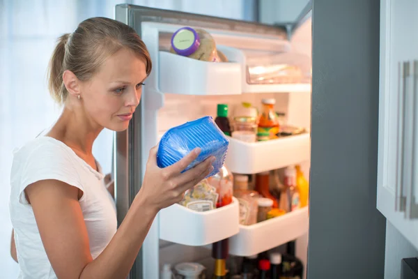 Vrouw in haar keuken — Stockfoto