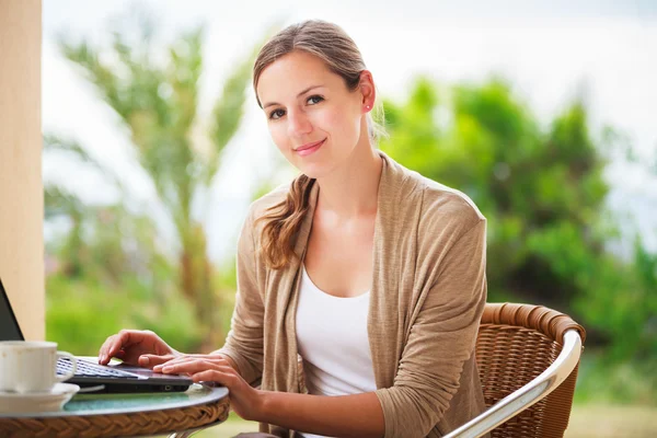 Mujer que trabaja en su ordenador — Stockfoto