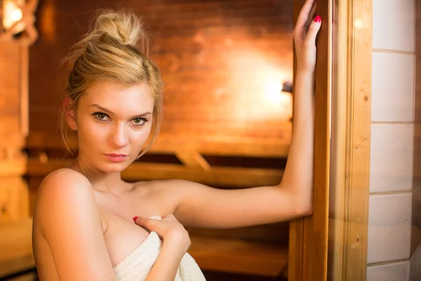 Donna rilassante in sauna — Foto Stock