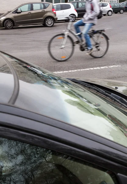 Desfocado motociclista feminino em uma rua da cidade — Fotografia de Stock