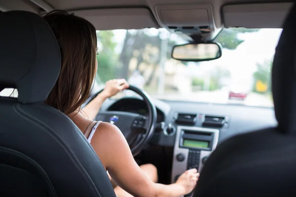 女人开着车，下班回家 — 图库照片