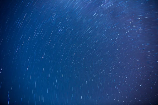 Звездные тропы в ночном небе — стоковое фото