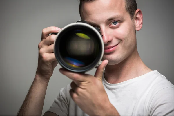 Jovem fotógrafo profissional com câmera digital — Fotografia de Stock