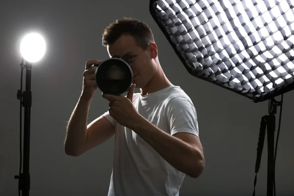 Junger Profi-Fotograf mit Digitalkamera — Stockfoto