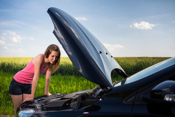 Woman by the roadside after her car has broken down — Stock Photo, Image
