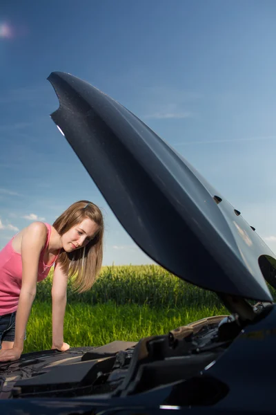 Vrouw door de weg nadat haar auto is kaduuk — Stockfoto