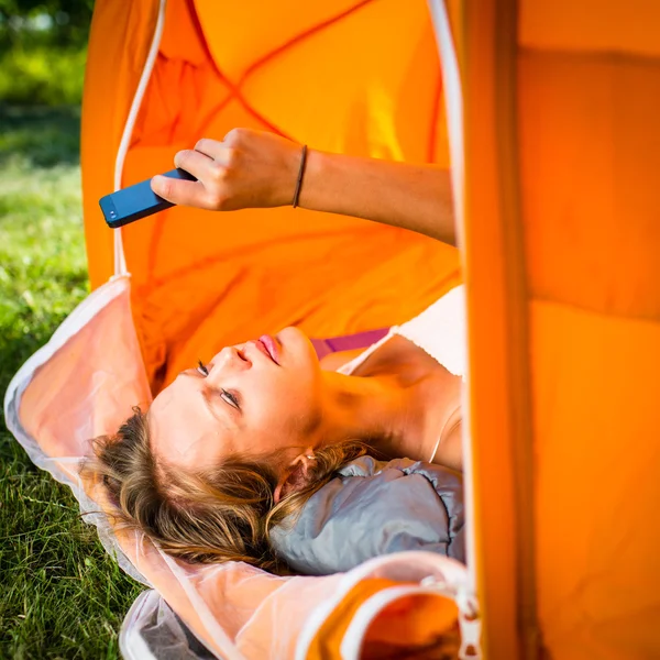 Mulher acampar ao ar livre, deitado na tenda — Fotografia de Stock