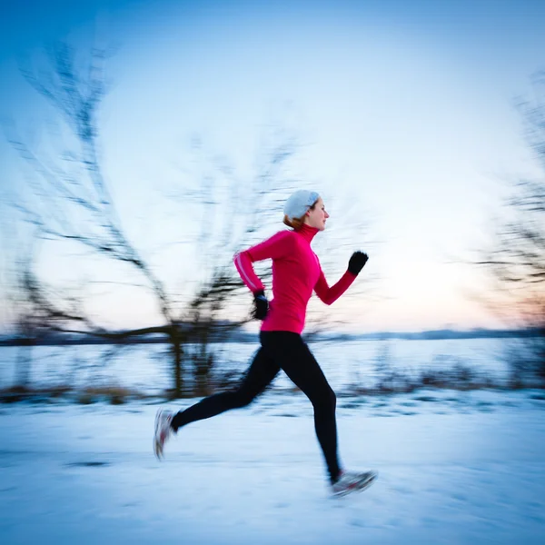 Donna che corre all'aperto in una fredda giornata invernale — Foto Stock