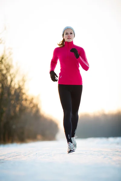 Frau läuft an einem kalten Wintertag ins Freie — Stockfoto