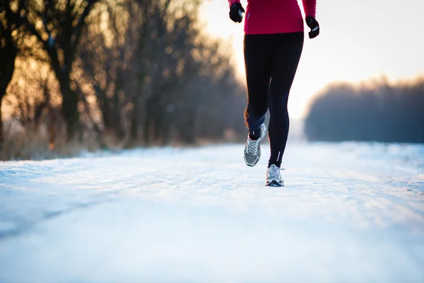 Frau läuft an einem kalten Wintertag ins Freie — Stockfoto