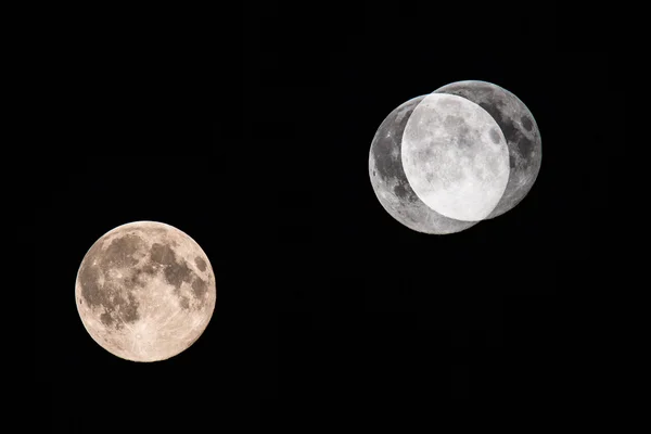 Karanlık gece gökyüzü büyük ayda — Stok fotoğraf