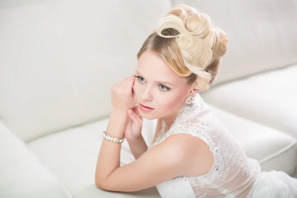 Gorgeous bride on her wedding day — Stock Photo, Image