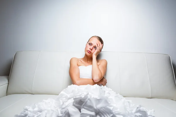 Triste mariée pleurant assise sur un canapé — Photo