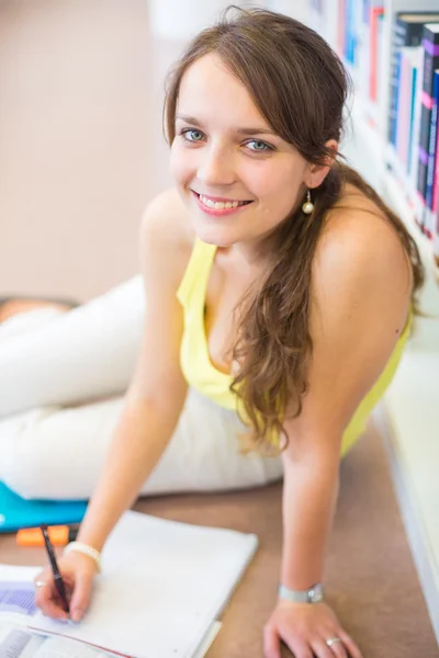 College student in een bibliotheek — Stockfoto