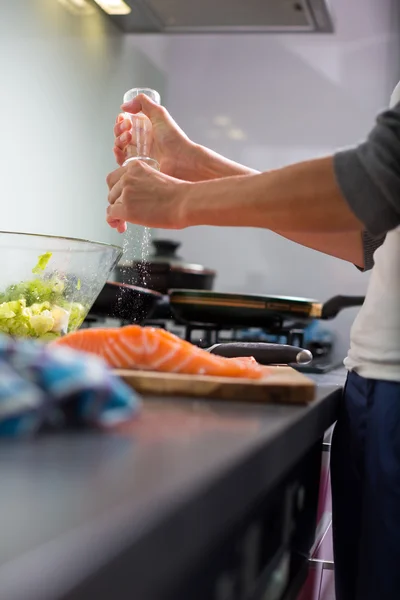 Žena koření Lososový filet — Stock fotografie