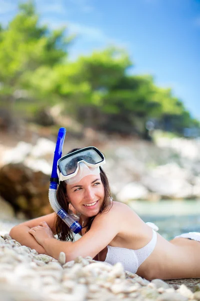 Mujer en una playa durante sus vacaciones de verano —  Fotos de Stock