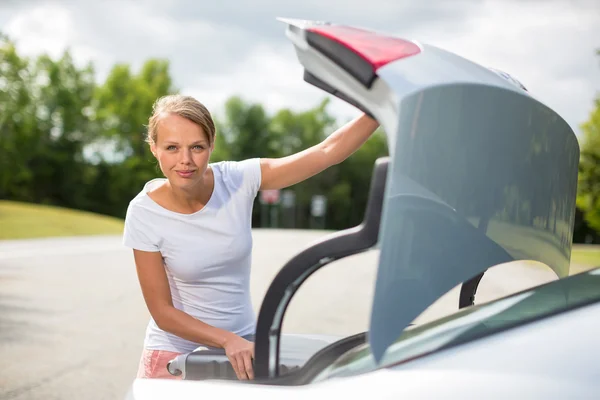 Mujer de pie junto a su coche — Foto de Stock