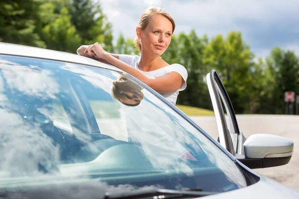 Женщина, стоящая у своей машины — стоковое фото
