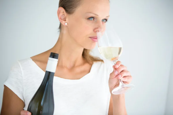 Žena se sklenicí vína — Stock fotografie