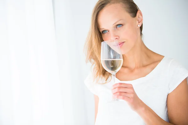 Mujer con una copa de vino — Foto de Stock