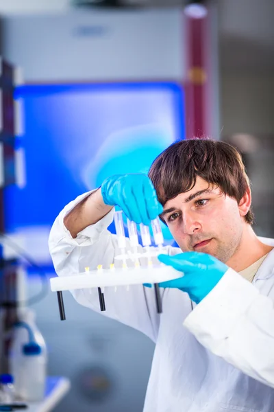 Pesquisador masculino realizando pesquisa científica em laboratório — Fotografia de Stock