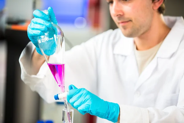 Chercheur masculin effectuant des recherches scientifiques dans un laboratoire — Photo