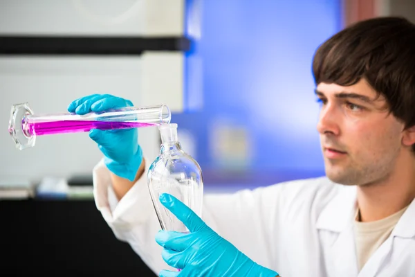 Mannelijke onderzoeker uitvoeren van wetenschappelijk onderzoek in een lab — Stockfoto