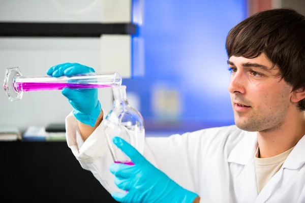 Chercheur masculin effectuant des recherches scientifiques dans un laboratoire — Photo