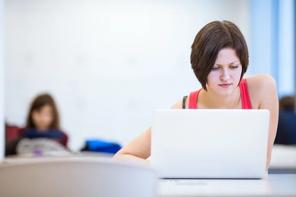 College-Studentin lernt in der Bibliothek — Stockfoto