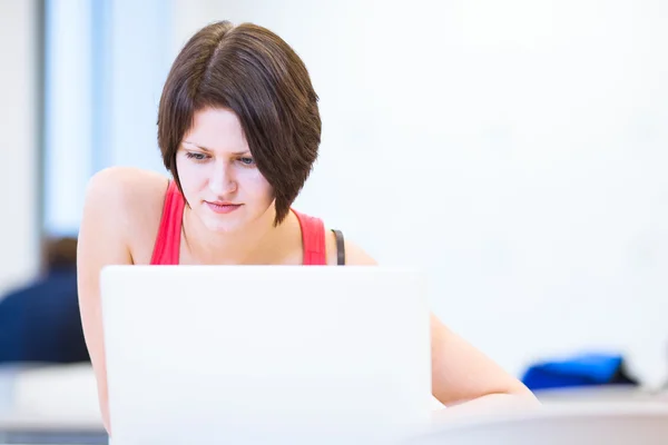 Studentessa universitaria che studia in biblioteca — Foto Stock