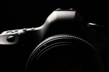 profesyonel modern dslr kamera düşük anahtar görüntü