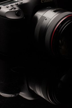 profesyonel modern dslr kamera düşük anahtar görüntü