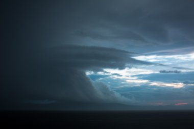 Fırtına bulutları geniş bir coğrafyada toplama