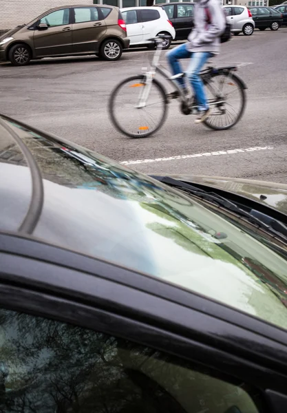 Motion blurred female biker on a city street — Stock Photo, Image