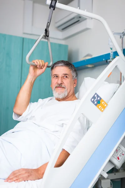 Homme patient dans un lit d'hôpital — Photo