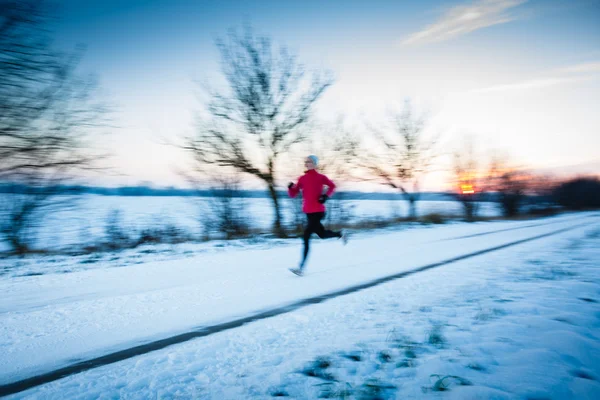 Junge Frau läuft an einem kalten Wintertag ins Freie — Stockfoto